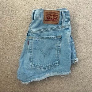 light blue levi’s shorts